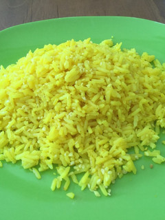Una foto de Arroz con cúrcuma y sésamo
