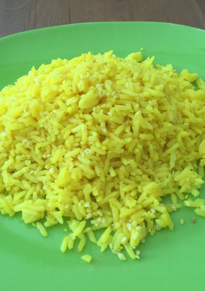 Una foto de Arroz con cúrcuma y sésamo