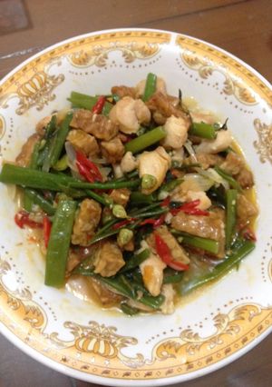 Foto resep Tumis bunga bawang campur tempe daging ayam ala istrinya pak ben