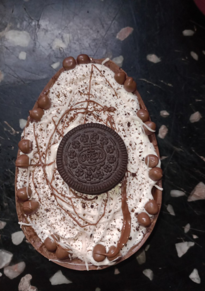 Una foto de Huevos de Pascua rellenos de oreo