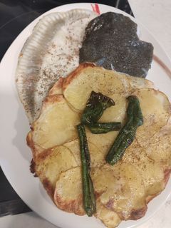 Una foto de Rodaballo con pimientos, cebolla y patatas "al dente" en freidora de aire