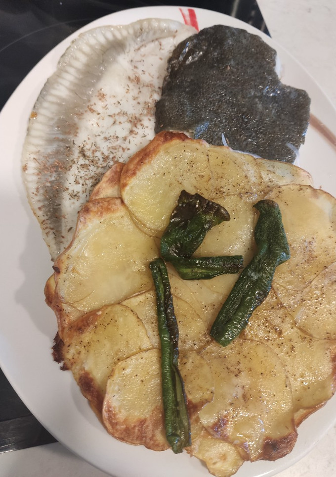 Una foto de Rodaballo con pimientos, cebolla y patatas "al dente" en freidora de aire