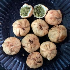 A picture of Green lilva kachori.
