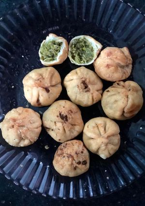 A picture of Green lilva kachori.