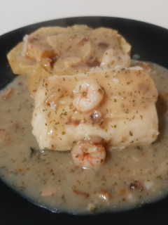 Una foto de Lomos de merluza en salsa verde con gambas