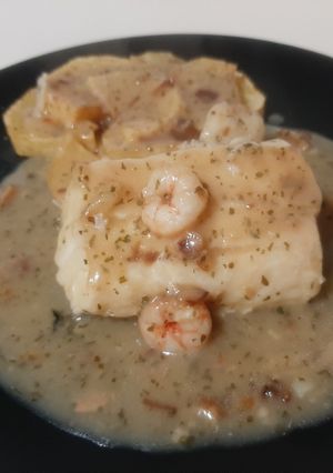 Una foto de Lomos de merluza en salsa verde con gambas