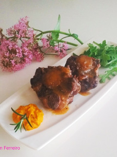 Una foto de Rabo de ternera con aroma de jerez y romero en olla expres