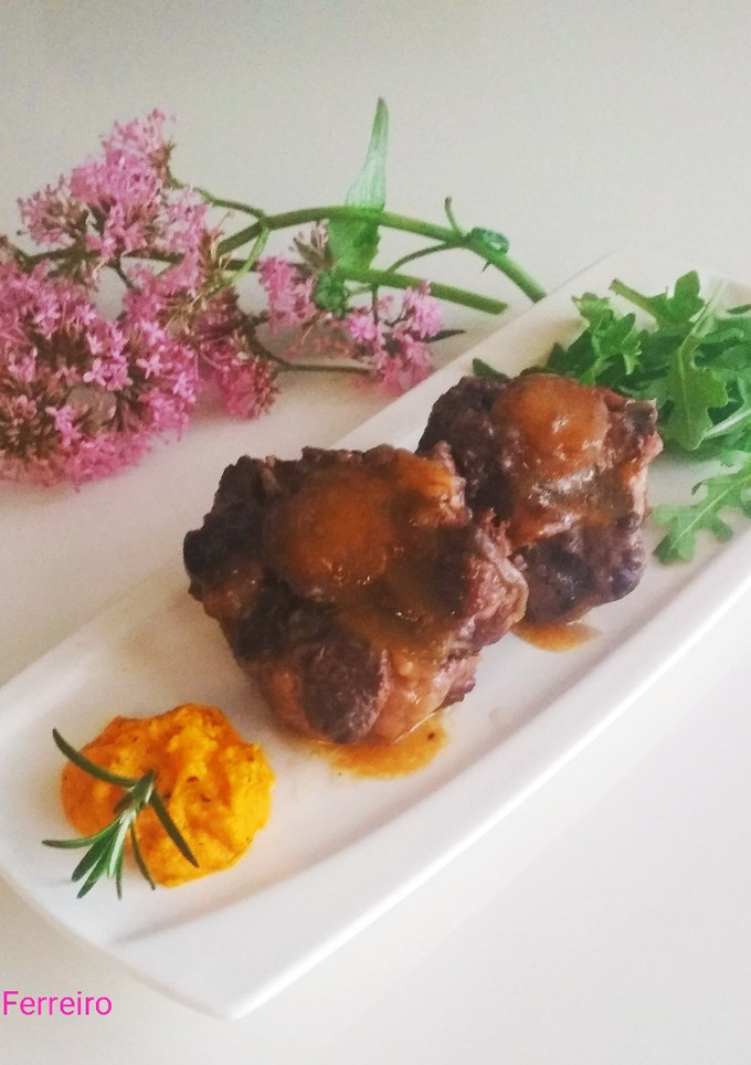 Una foto de Rabo de ternera con aroma de jerez y romero en olla expres