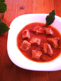 Una foto de Lomo de cerdo en salsa de tomate natural con uvas pasas