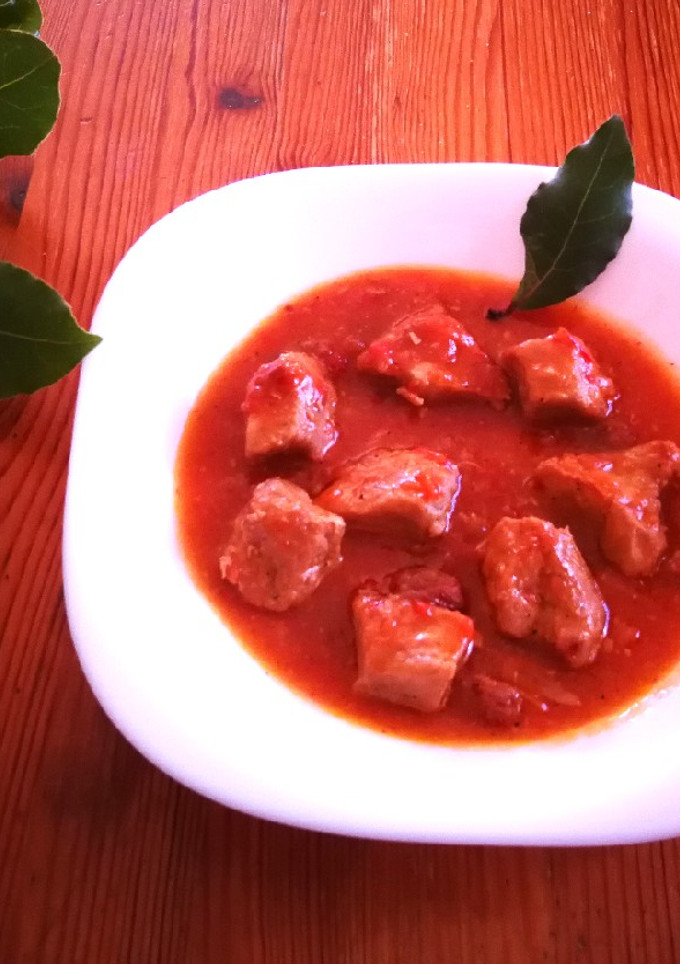 Una foto de Lomo de cerdo en salsa de tomate natural con uvas pasas