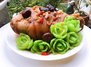 Hình của món Chân giò hầm thuốc bắc.