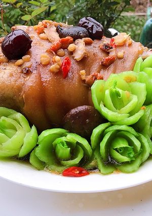 Hình của món Chân giò hầm thuốc bắc.