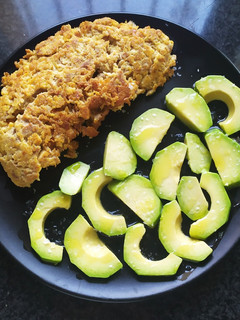 Una foto de Tortilla de atún con aguacate