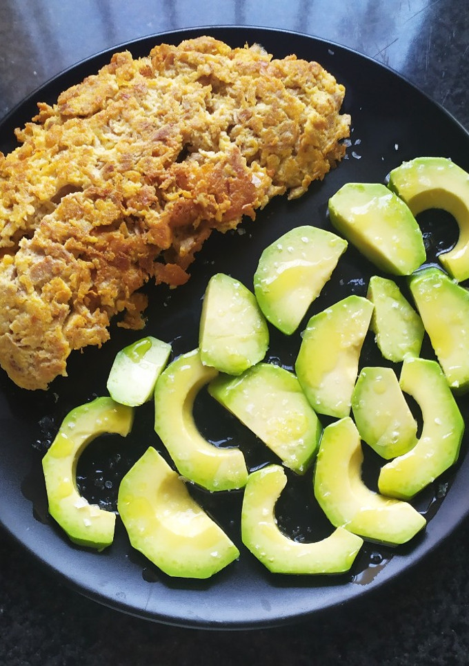 Una foto de Tortilla de atún con aguacate