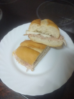 Una foto de Bocadillo de pollo relleno y queso majorero