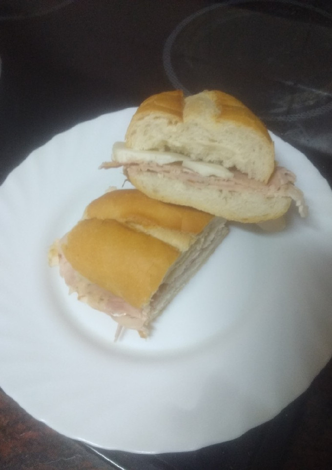 Una foto de Bocadillo de pollo relleno y queso majorero