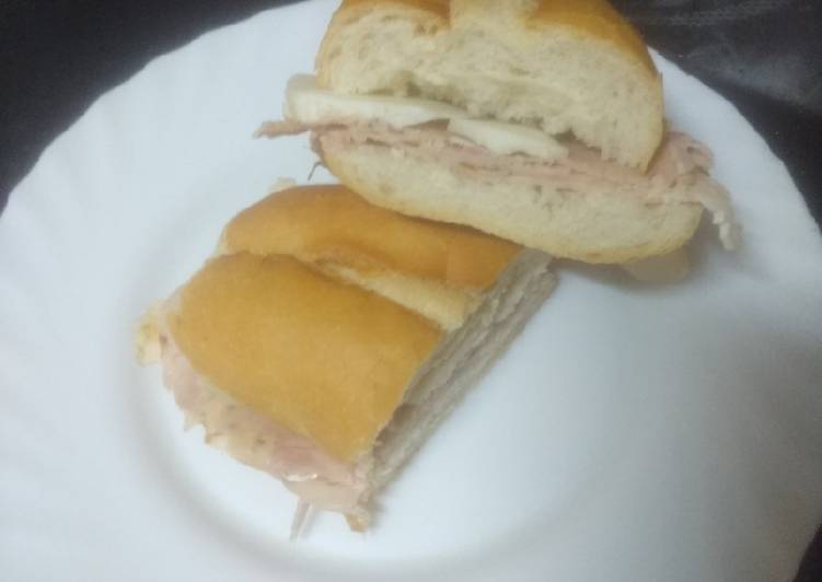 Bocadillo de pollo relleno y queso majorero