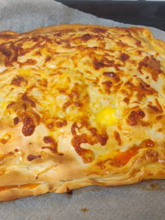 Una foto de Pizza calzone de pollo, tomate, pimientos, cebolla y queso