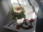 Una foto de sardinas con tomate y mayonesa