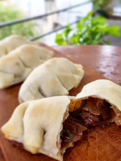 Una foto de Empanadas de carne cortada a cuchillo al vino tinto