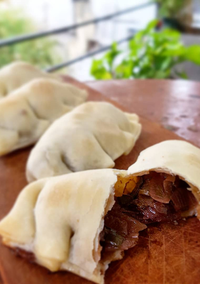 Una foto de Empanadas de carne cortada a cuchillo al vino tinto