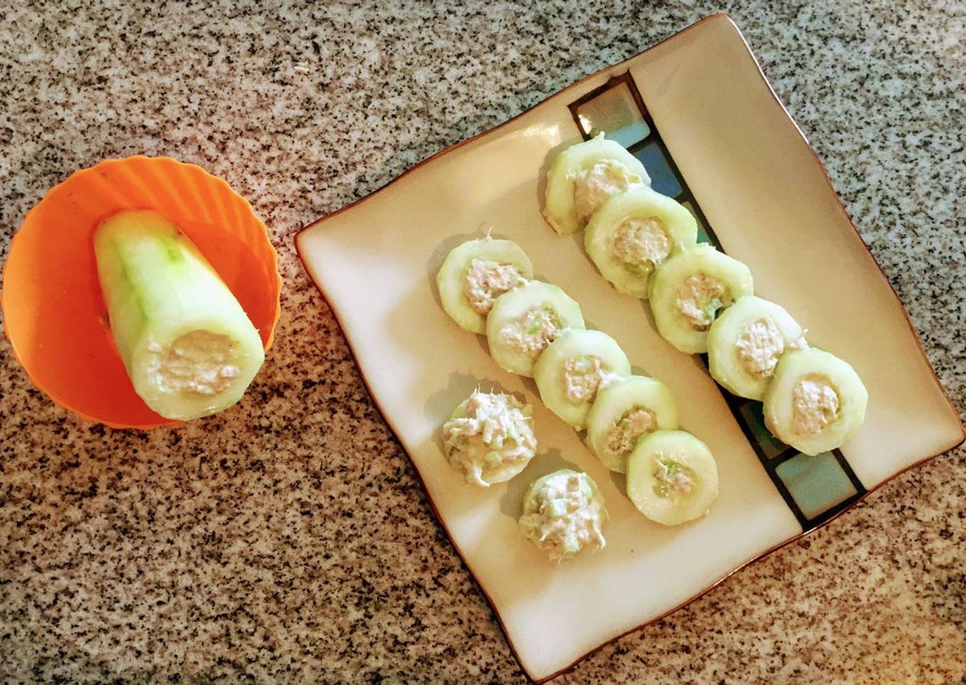 Sushi de pepino relleno con ensalada de atún