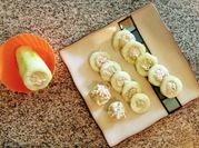 Una foto de ensalada de pepino de japón