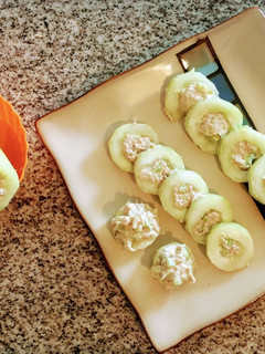 Una foto de Sushi de pepino relleno con ensalada de atún