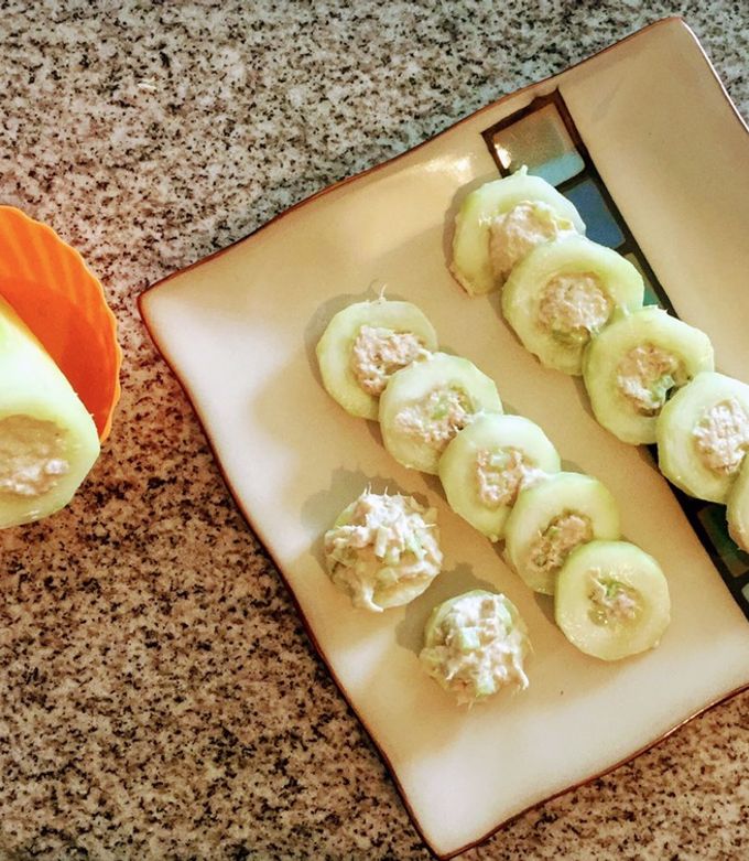 Una foto de Sushi de pepino relleno con ensalada de atún