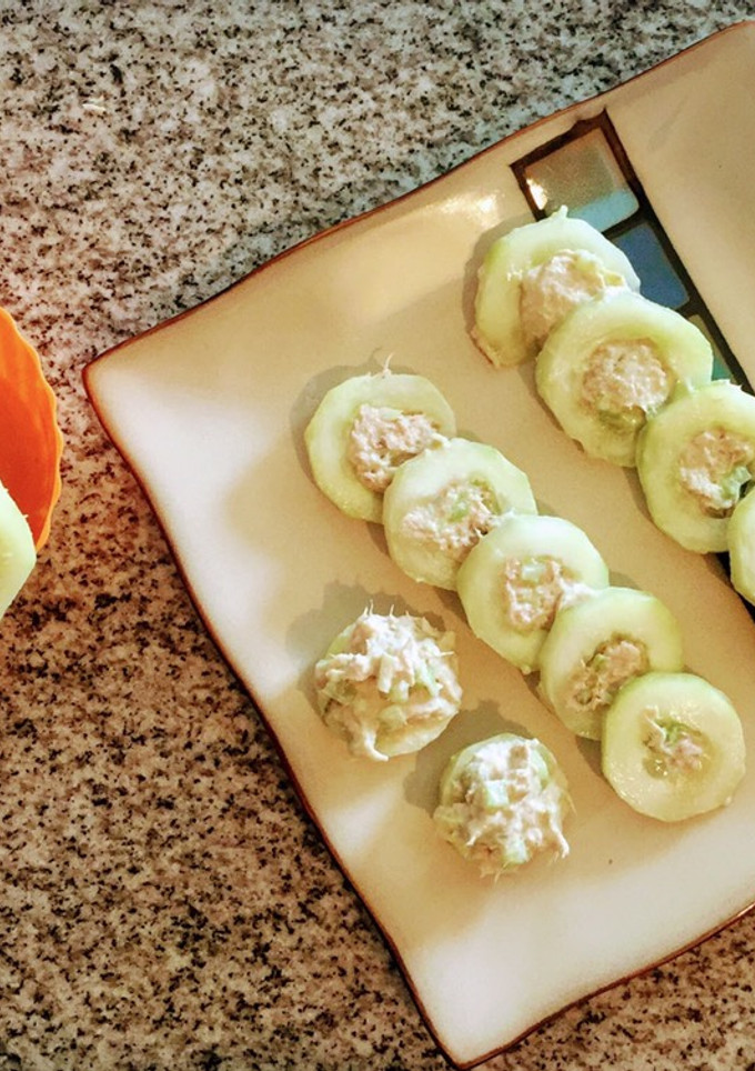 Una foto de Sushi de pepino relleno con ensalada de atún