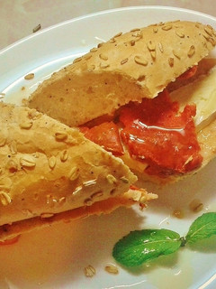 Una foto de Bocadillo de pan de cereales con queso brie y sobrasada