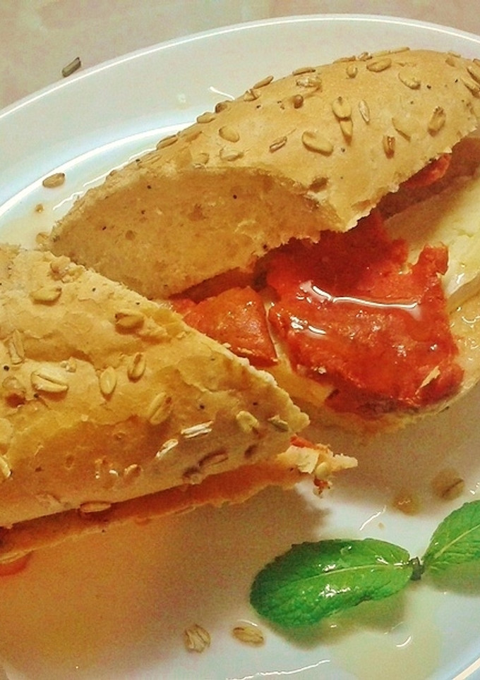 Una foto de Bocadillo de pan de cereales con queso brie y sobrasada