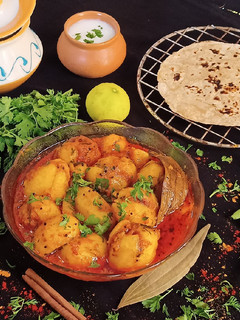 ભરેલાં બટાકા નું શાક (Stuffed Potato Sabji Recipe In Gujarati) રેસીપી મુખ્ય ફોટો