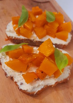 Une photo de Tartine fromage frais/butternut