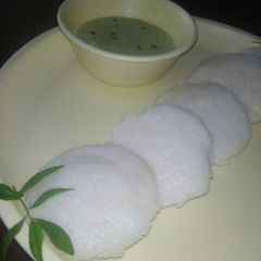 A picture of Idli coconut chutney.