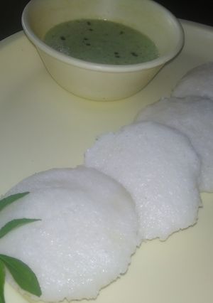 A picture of Idli coconut chutney.