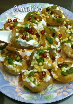 A picture of Sweet and Tangy Pani Puri (Dahi Puri).