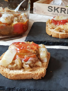 Una foto de Aspencat o espencat. Con berenjena, pimientos rojos y bacalao
