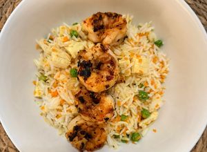 Una foto de Arroz tres delicias con gambones