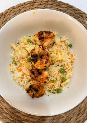 Una foto de Arroz tres delicias con gambones