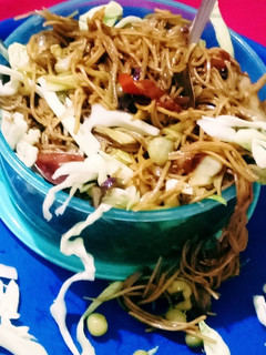 स्पाइसी चाइनीज़ नूडल्स (Spicy chinese noodles recipe in Hindi) रेसिपी मुख्य फोटो
