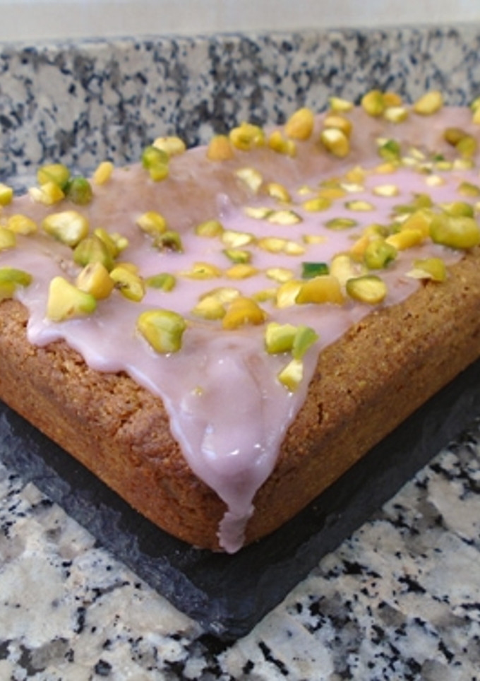Una foto de Bizcocho de pistacho, cardamomo y agua de rosas