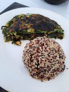 Una foto de Tortilla de acelga/avena acompañada de Quinoa