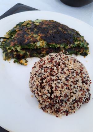 Una foto de Tortilla de acelga/avena acompañada de Quinoa