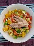 Ensalada de tomates, aguacate y naranjas con melva