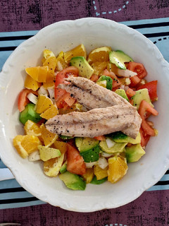 Una foto de Ensalada de tomates, aguacate y naranjas con melva