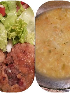 Una foto de Hamburguesas caseras, ensalada y sopa de verduras!!😁🥰👌👌