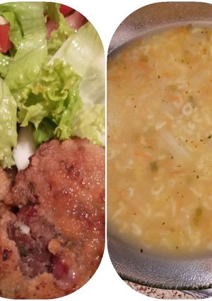 Una foto de Hamburguesas caseras, ensalada y sopa de verduras!!😁🥰👌👌