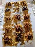 Postre de vainillas, crema moka y nueces