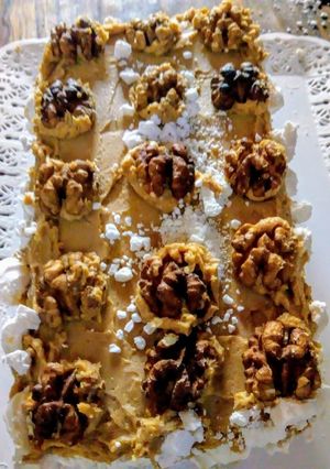 Una foto de Postre de vainillas, crema moka y nueces